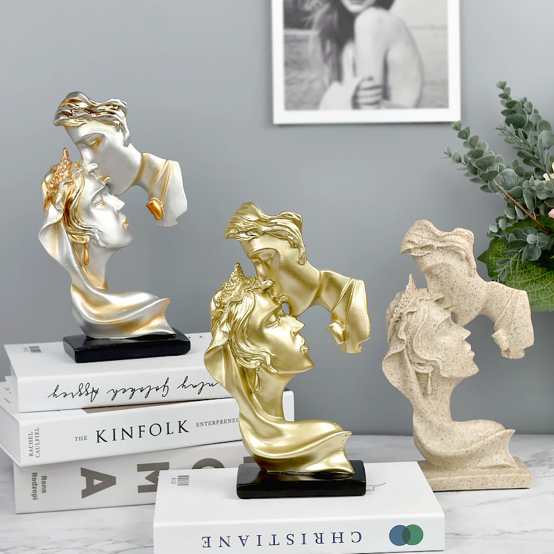"A romantic kiss of love: personalized resin craft ornaments to embellish your home atmosphere"
