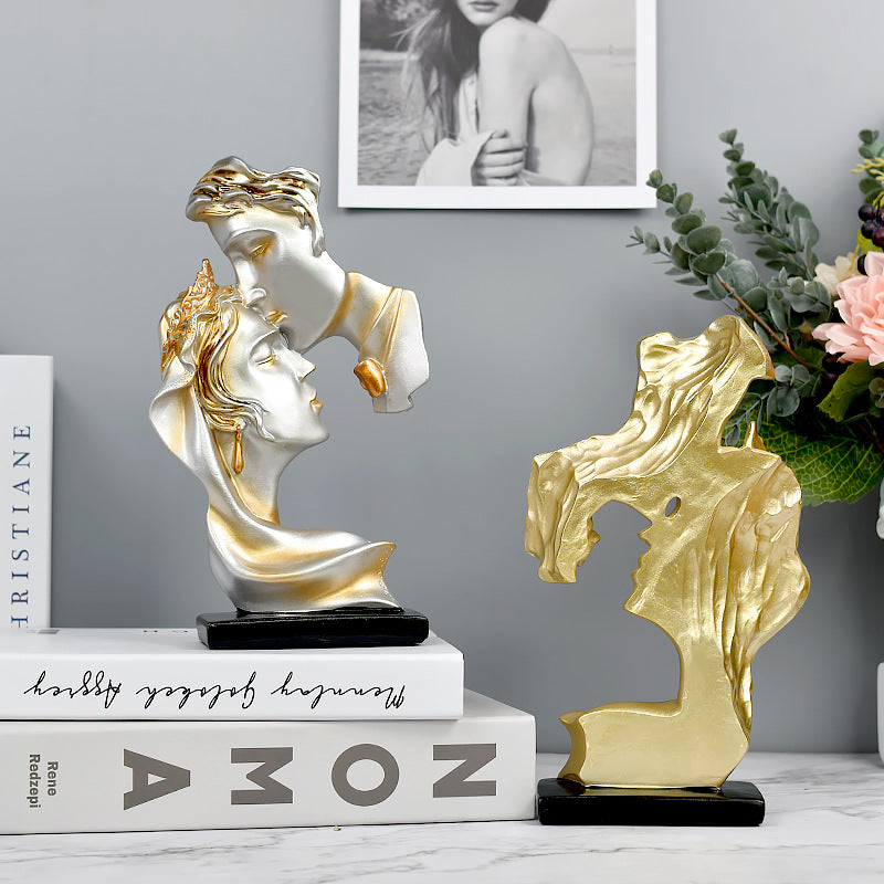 "A romantic kiss of love: personalized resin craft ornaments to embellish your home atmosphere"
