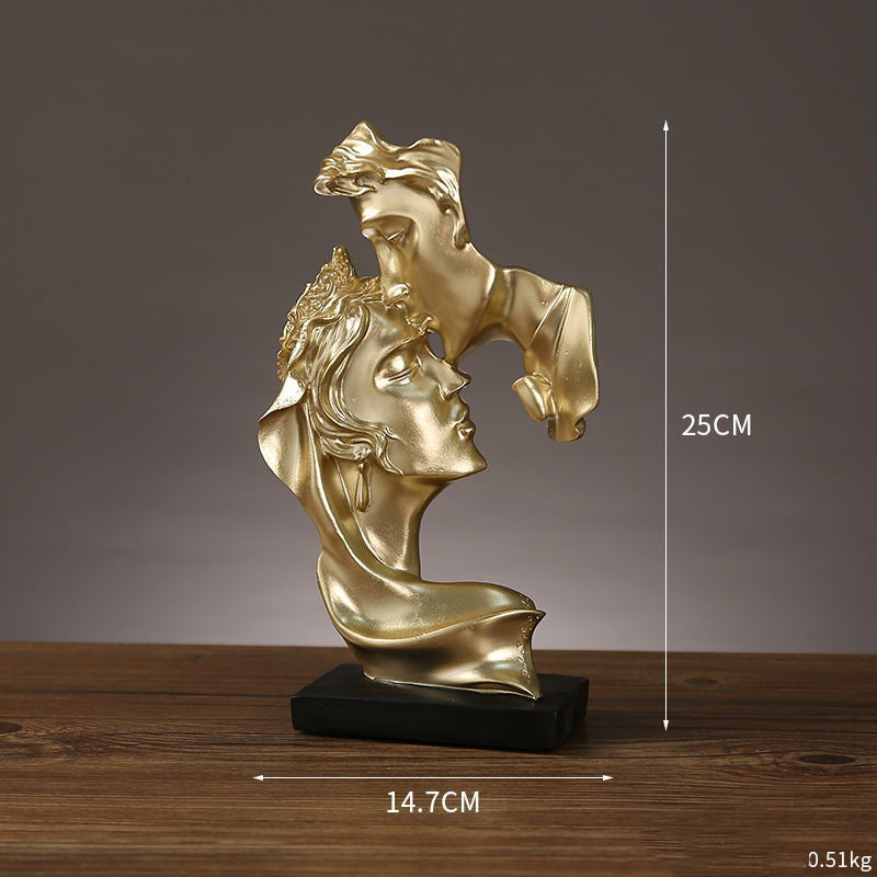 "A romantic kiss of love: personalized resin craft ornaments to embellish your home atmosphere"