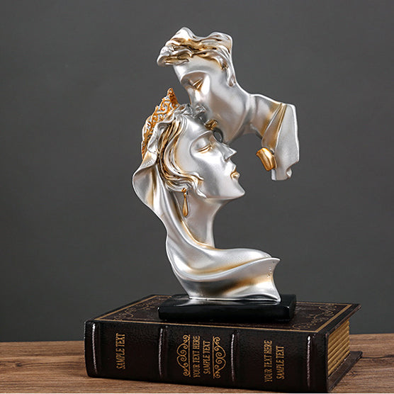 "A romantic kiss of love: personalized resin craft ornaments to embellish your home atmosphere"