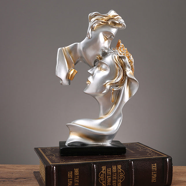 "A romantic kiss of love: personalized resin craft ornaments to embellish your home atmosphere"