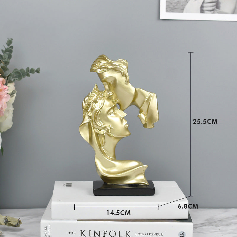 "A romantic kiss of love: personalized resin craft ornaments to embellish your home atmosphere"