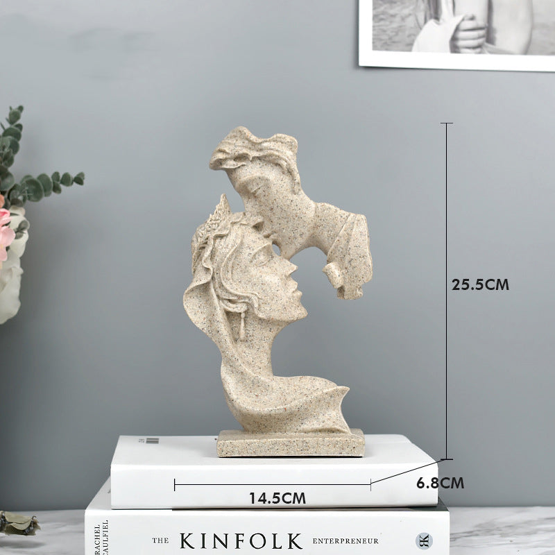 "A romantic kiss of love: personalized resin craft ornaments to embellish your home atmosphere"