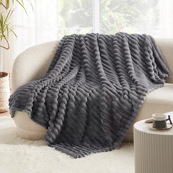 ✨Discover the Ultimate Striped Flannel Fleece Blanket – Your Cozy Companion for Every Season! 🌈🧣